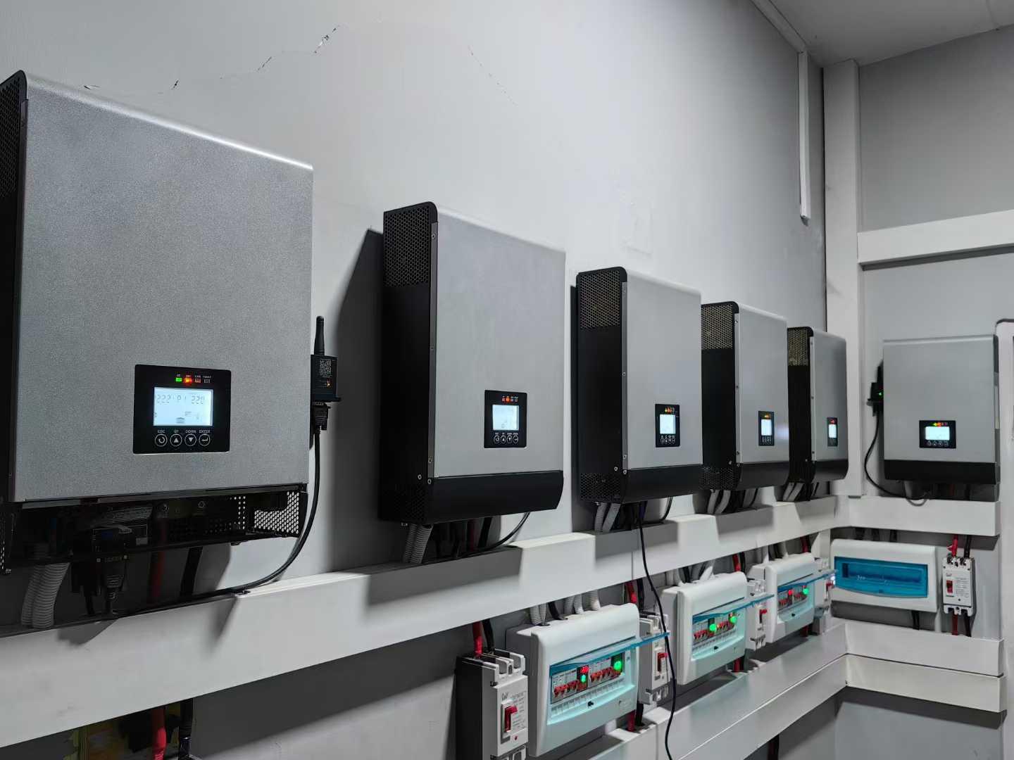 优化存储周期：12kW 混合逆变器如何延长电池寿命和提高效率